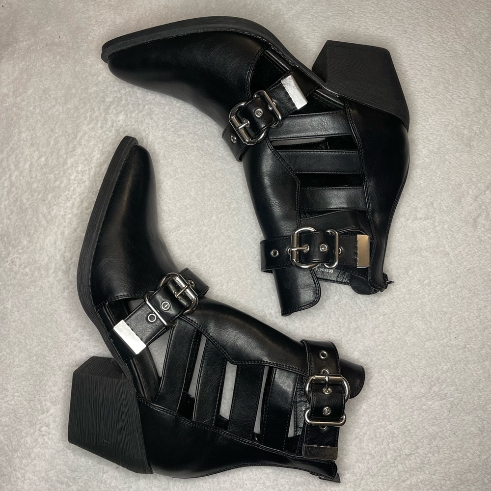 Black Boots. 7.5